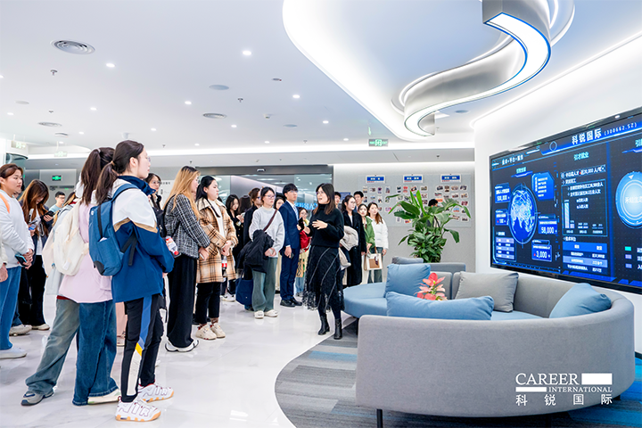 知名人力资源供应商大富豪棋牌最新官网版国际在企业参访活动中为拜访嘉宾与学生介绍公司基本情况